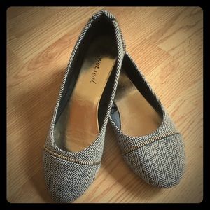 Super cute flats with gold zipper